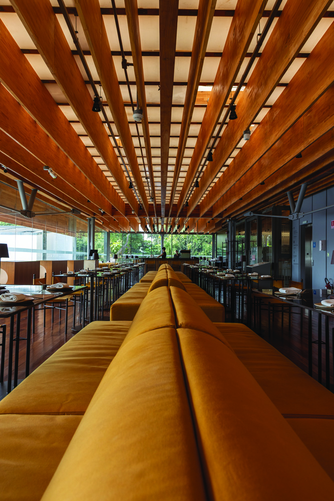 Fitó Contemporânea Salão com sofás e mesas e teto com placas de madeira
