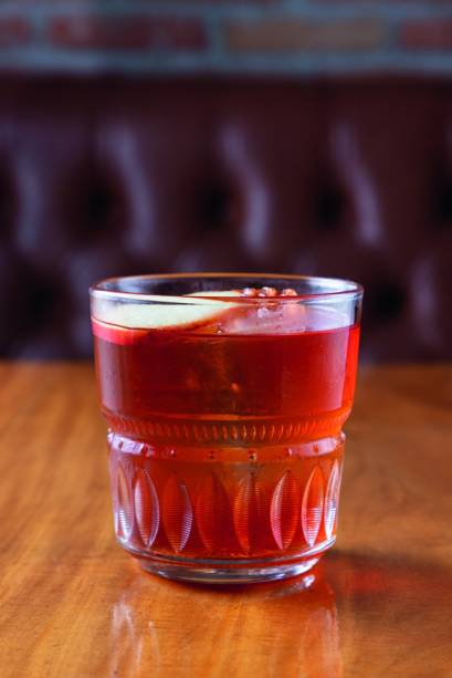 Negroni de caju: o drinque passa por uma infusão de quinze dias Negroni de caju: o drinque passa por uma infusão de quinze dias