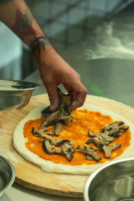 Rato Rosa Pessoa colocando o cogumelo na pizza com creme laranja embaixo