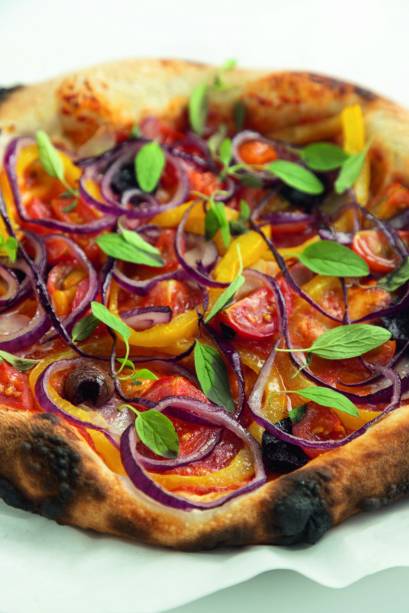 Rato Rosa: pizza que leva o nome da casa, com pimentão amarelo, cebola-roxa, azeitona preta e tomate-cereja