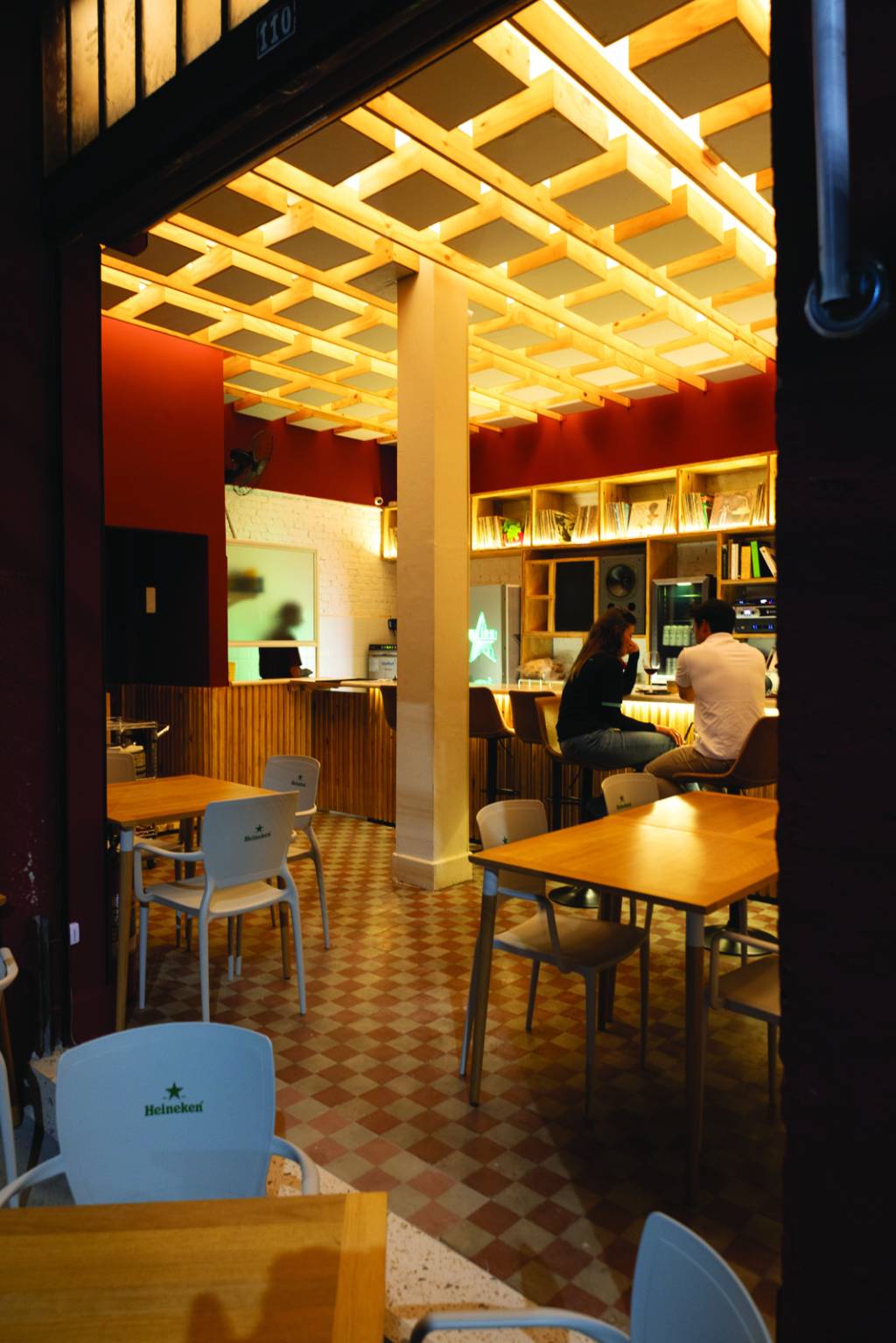 Conheça o Água e Biscoito, bar da Barra Funda com DJ e clima de botecagem