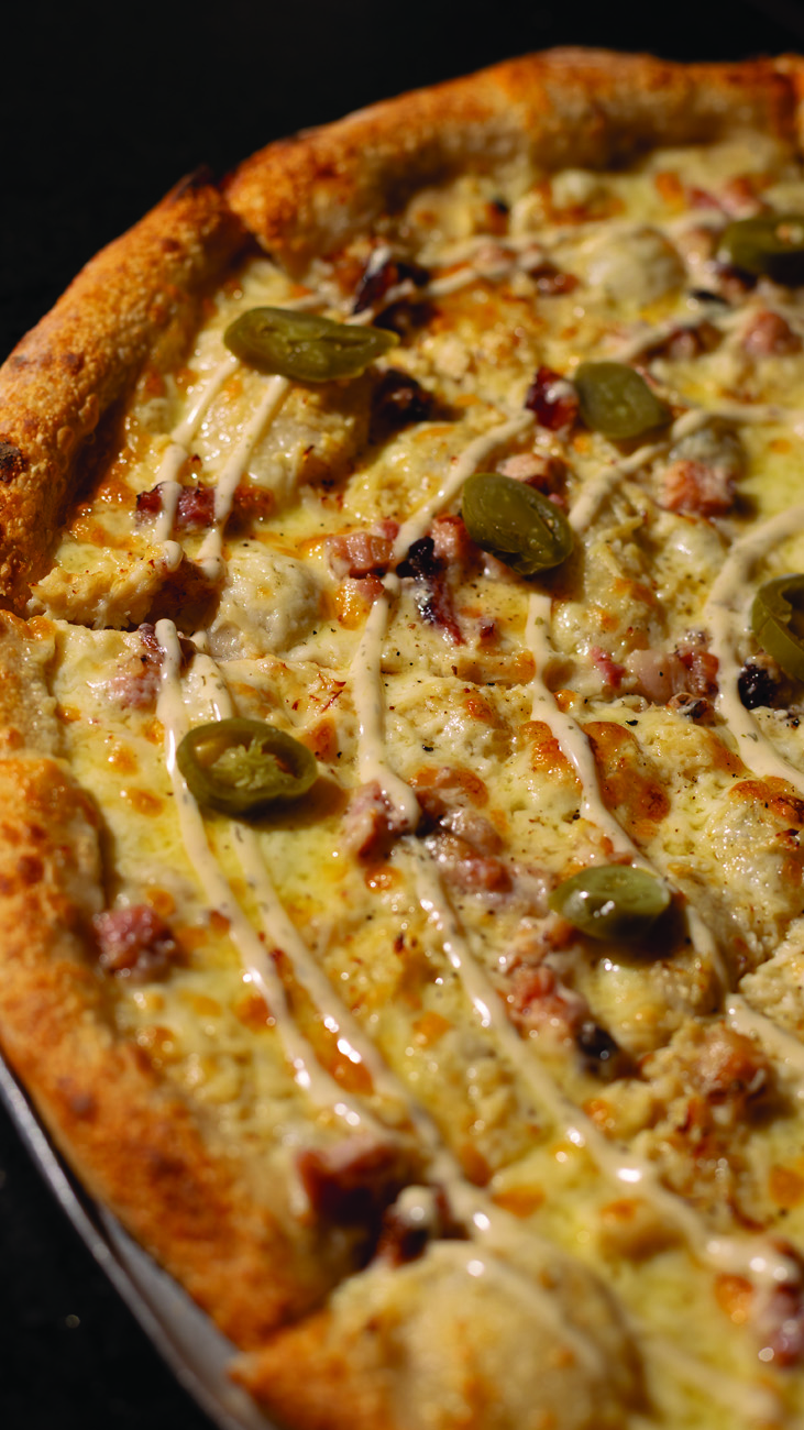 DIDI6269.JPG Pizza com cobertura de frango e molho