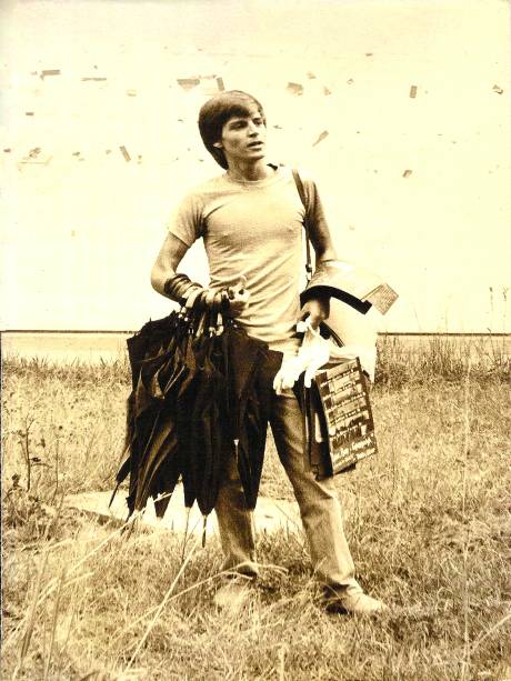 O jovem estudante na USP, em 1978, com guarda-chuvas e fotografias nas mãos: espécie de exposição itinerante exibida pelo campus da universidade