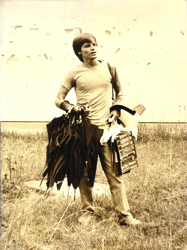 O jovem estudante na USP, em 1978, com guarda-chuvas e fotografias nas mãos: espécie de exposição itinerante exibida pelo campus da universidade O jovem estudante na USP, em 1978, com guarda-chuvas e fotografias nas mãos: espécie de exposição itinerante exibida pelo campus da universidade