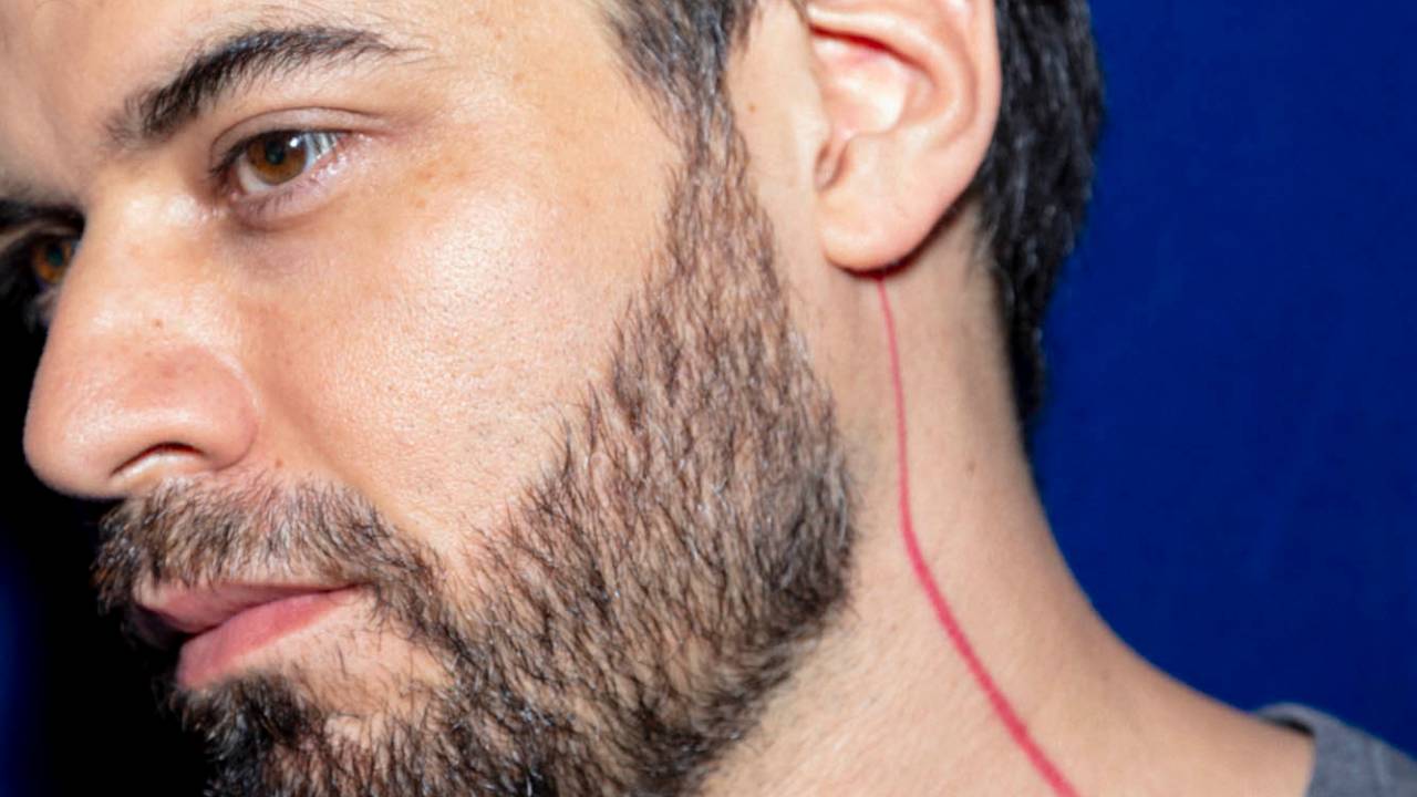 Close em homem de barba e camiseta cinza