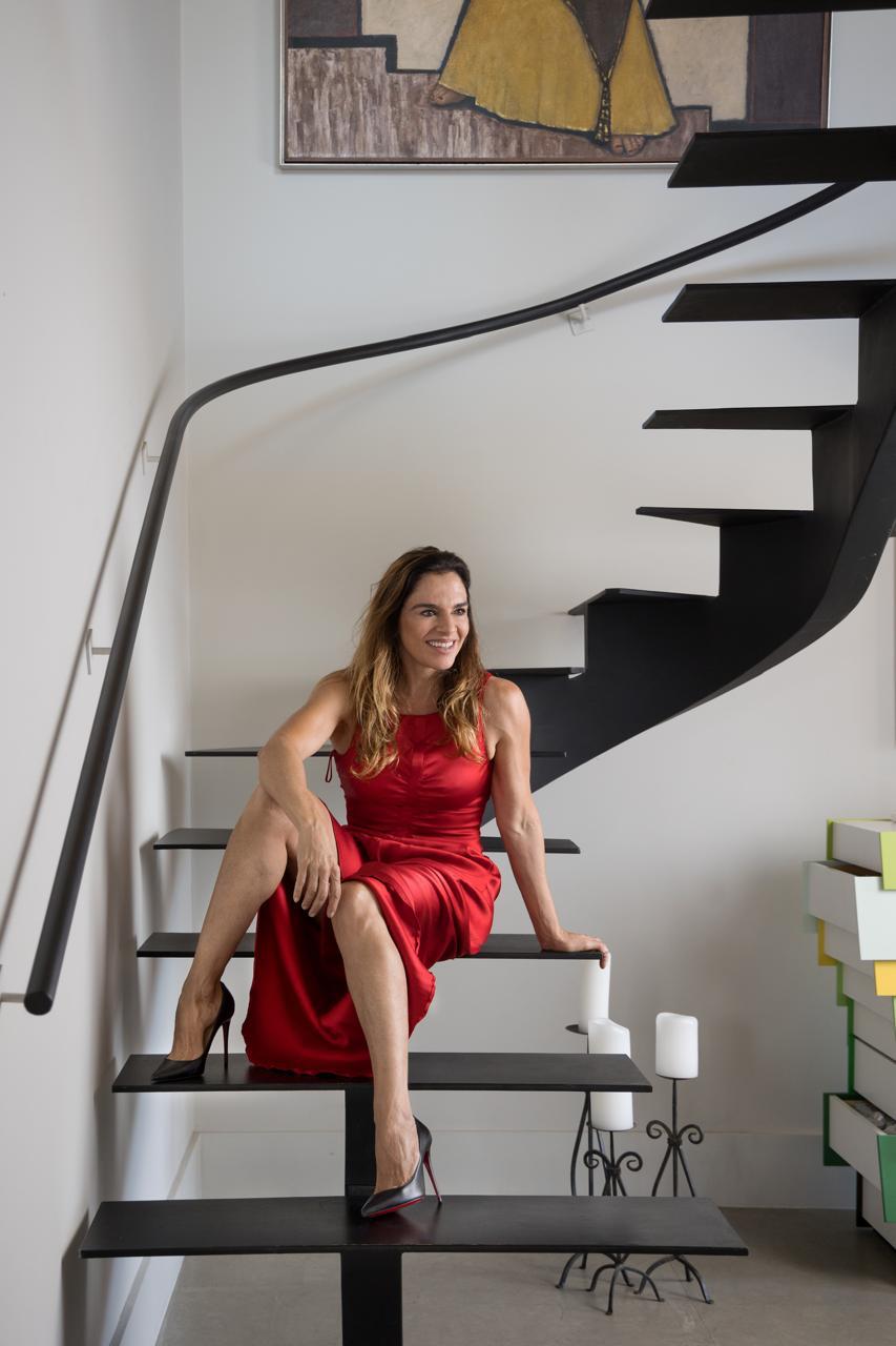 Mara Carvalho Crédito Wanezza Soares-Divulgação (2) Mara Carvalho em vestido vermelho sentada em escada preta