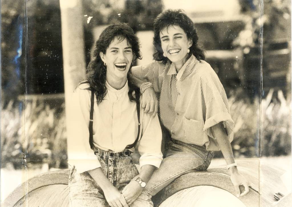 Monique Gardenberg, à direita, cineasta, empresária e produtora de eventos, com (1) Sylvia (1960-1998) e Monique: fundadoras da Dueto Produções