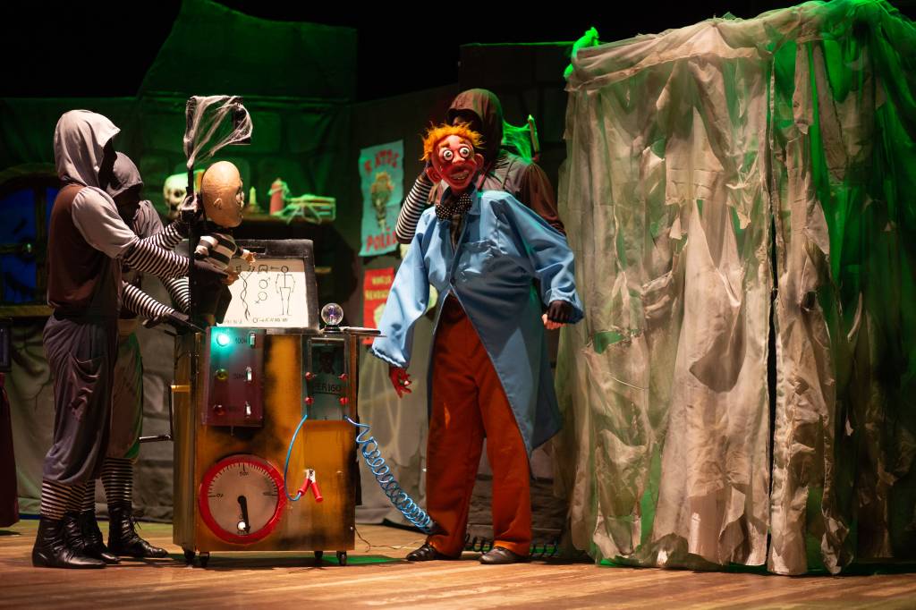 Espetáculo ‘Monstro e Cia’ transforma medo em acolhimento