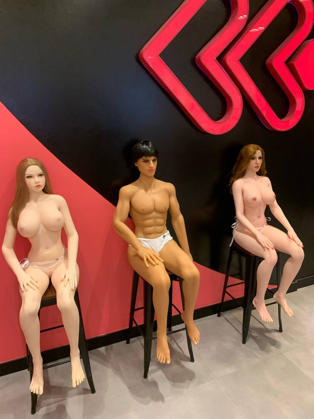Namorado Reborn Crédito Exclusiva Sex-Reprodução (1) Imagem de três bonecos realistas de silicone sem roupa, sentados