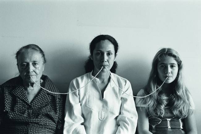 Por um Fio, from Fotopoemação series, 1976.jpg por-um-fio-anna-maria-maiolino