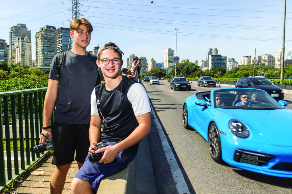 Conheça os ‘spotters’, entusiastas de carro que passam os domingos fotografando modelos de luxo