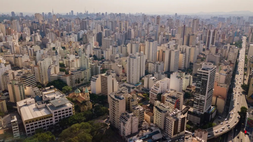 Criminosos fazem arrastão com reféns em prédio de Santa Cecília