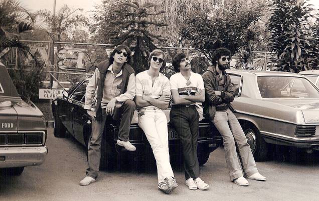 O grupo TVDO na TV Bandeirantes, em 1980: o quarteto, que trabalhava no programa Mocidade Independente, posa com o carro do diretor Walter Clark (1936-1997) O grupo TVDO na TV Bandeirantes, em 1980: o quarteto, que trabalhava no programa Mocidade Independente, posa com o carro do diretor Walter Clark (1936-1997)