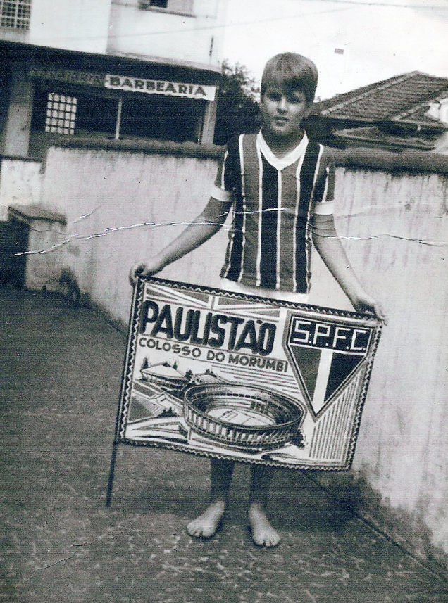 O são-paulino Tadeu com cerca de 11 anos, entre 1967 e 1968: fotografia tirada em frente à sua antiga casa, na Rua Álvaro Anes, em Pinheiros O são-paulino Tadeu com cerca de 11 anos, entre 1967 e 1968: fotografia tirada em frente à sua antiga casa, na Rua Álvaro Anes, em Pinheiros