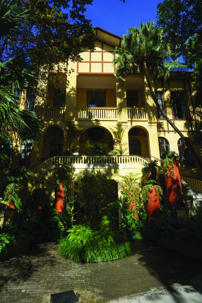 VEJASP_CASA COR_x0230.jpg Fachada do edifício 23 no Parque da Água Branca, com jardim de Roberto Riscala