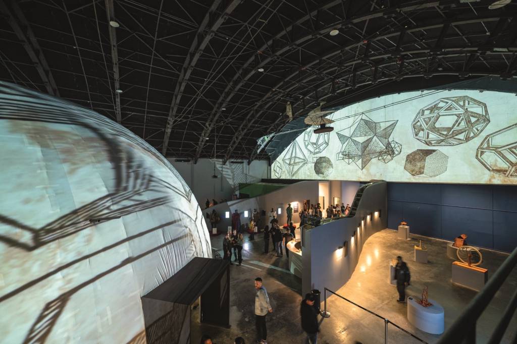 Visual Farm Gymnasium Vista de parte da exposição Da Vinci: 2 000 metros quadrados dedicados à arte imersiva