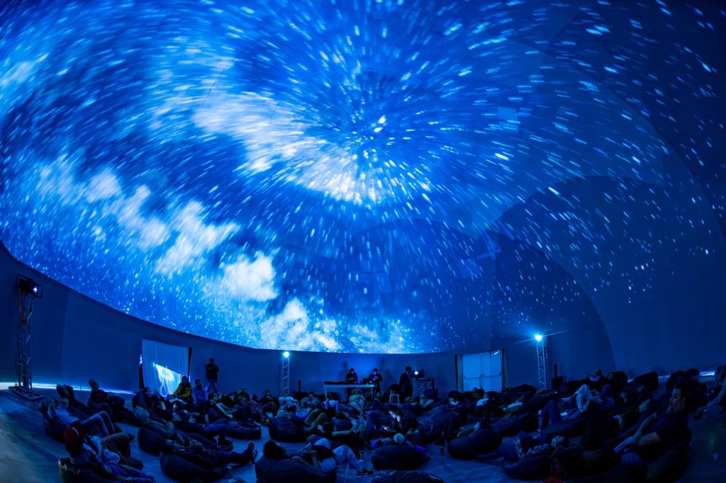 Visual Farm Gymnasium Domo onde são projetadas imagens internas e externas: mergulho na vida de Da Vinci