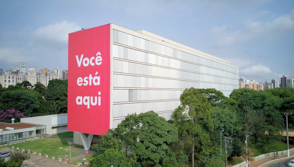 VOCE ESTÁ AQUI no MAC 2020 (segunda página) O poema Você está aqui em grande escala: na empena do MAC-USP