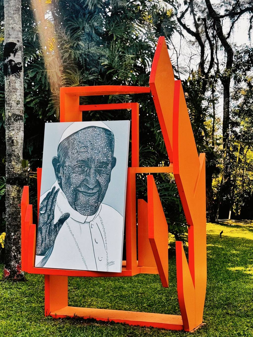 Paulo Ricardo Campos, obra Franciscus Quadro preto e branco do Papa Francisco em jardim