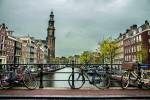 Foto de canal e prédios de Amsterdã