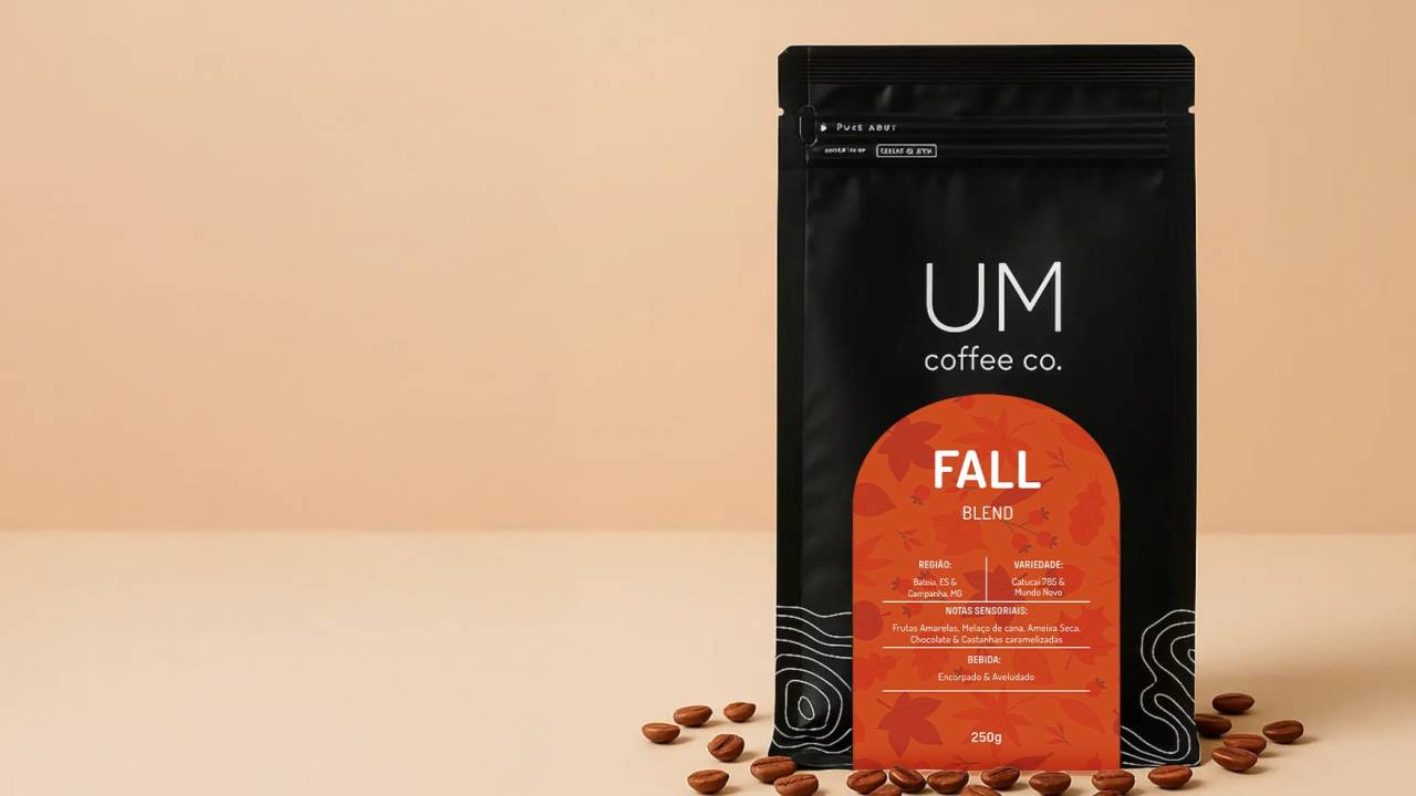 Um pacote de café cor preto com grãos em volta