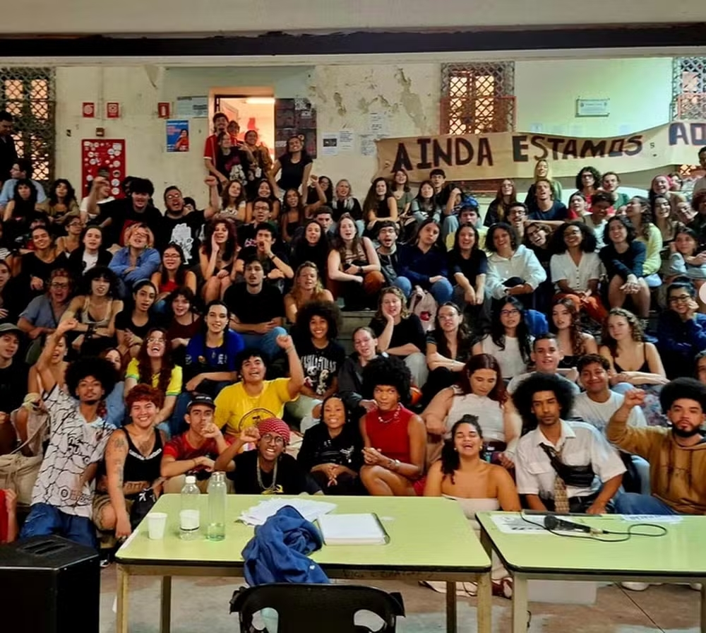 screenshot-2025-05-23-at-21-00-43-sarava-coletivosarava-fotos-e-videos-do-instagram Justiça determina que alunos da PUC em paralisação desocupem prédio