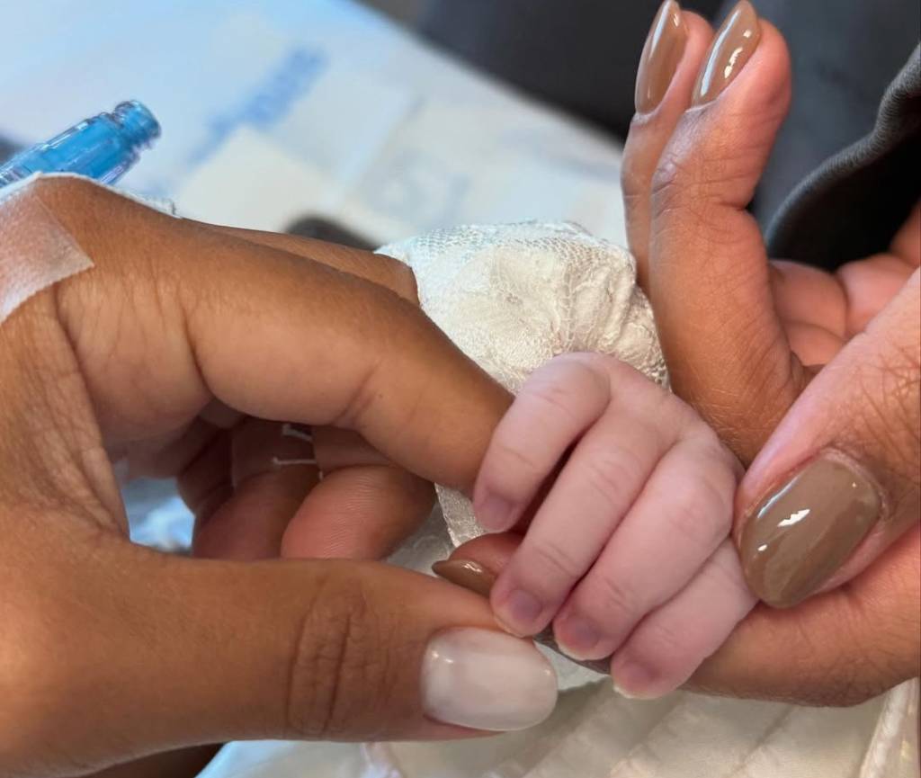 Nasce Zuri, filha de Ludmilla e Bruna Gonçalves, nos Estados Unidos