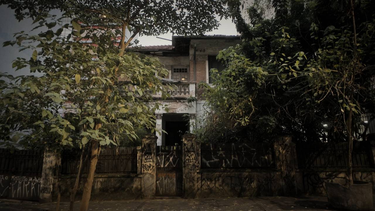 Cena da série 'A Mulher da Casa Abandonada'