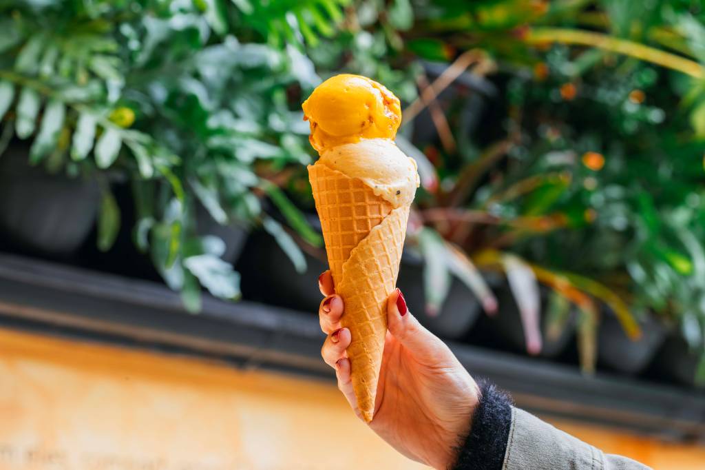 Albero dei Gelati_Sorbettos Abóbora e Maracujá_Créditos Bruno Geraldi (2) Pessoa segurando casquinha com sorvete