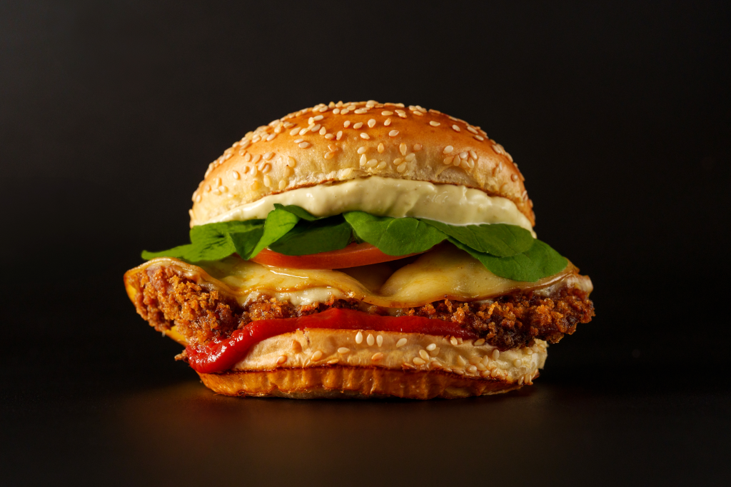 Bullguer transforma frango à parmigiana em sanduíche