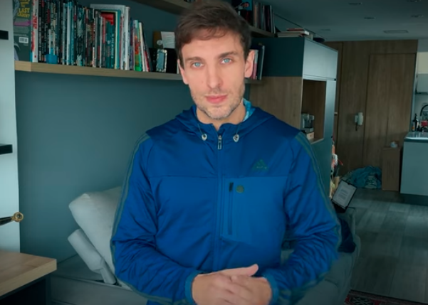 “Cegueira racional”, alega Léo Lins sobre sua condenação em pronunciamento