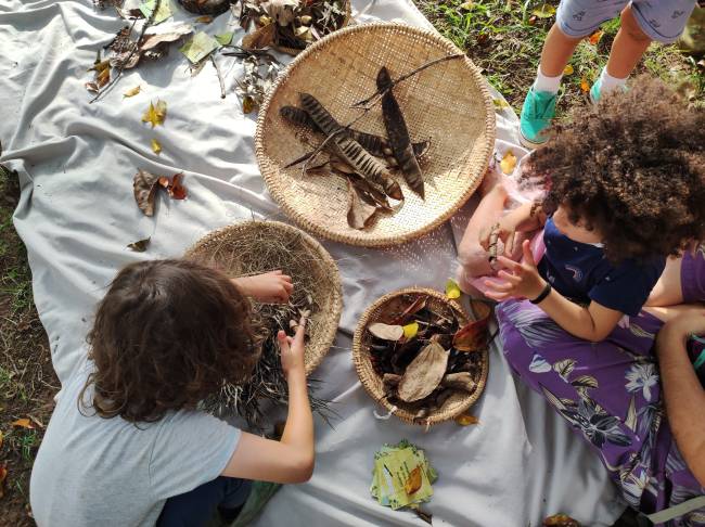 Criação de Brinquedos e brincadeiras com elementos da natureza, com Renata Laurentino. Foto_ Divulgação MASP oficinas-crianças-masp