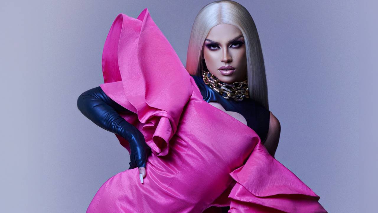 DJ e drag queen Gabryell Urlan posa com peça rosa e peruca loira clara