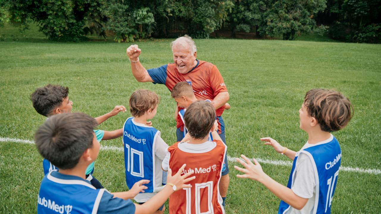 Zico e alunos da escola de futebol no Club Med