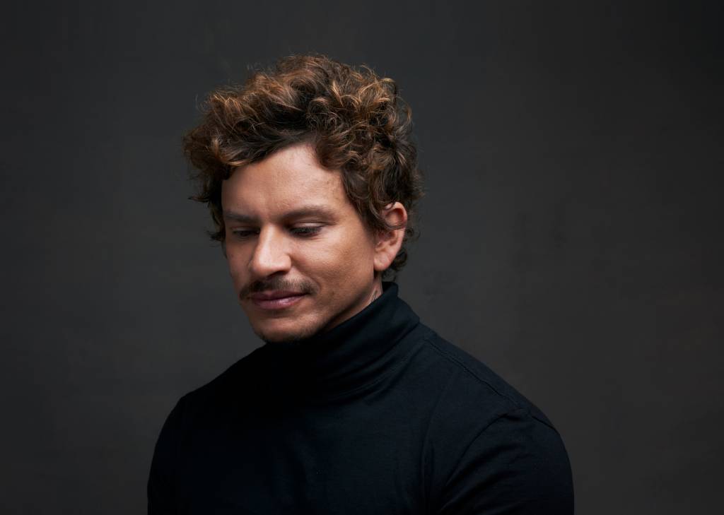 Artista visual assina bonecos de espetáculo com Tiago Abravanel