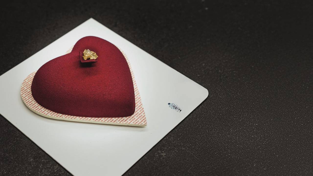 Coração vermelho de chocolate com fundo escuro