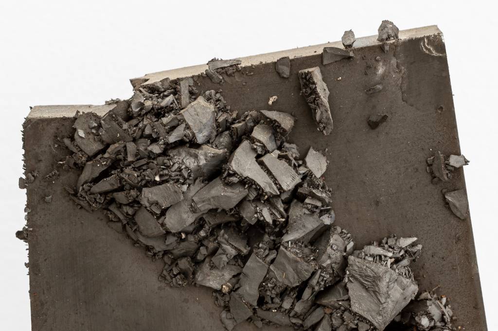 Artista usa ímãs para fazer esculturas, exibidas pela primeira vez em SP