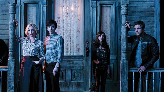 LISTA 5 SÉRIE BATES MOTEL Crédito Netflix Divulgação (1) Norma e Norman Bates (à esq.) em 'Bates Motel'