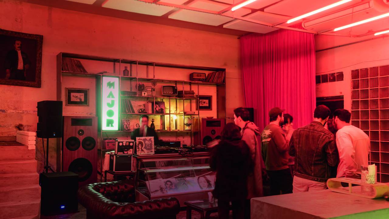 Pessoas num bar iluminado