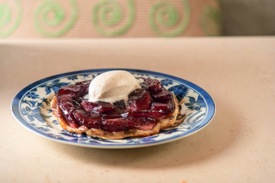 Mares de La Peruana: tarte tatin de maçã e sorvete de baunilha Mares de La Peruana: tarte tatin de maçã e sorvete de baunilha