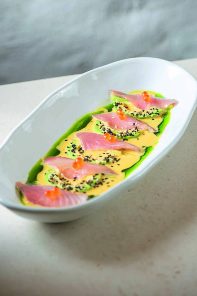 Mares de La Peruana: tiradito de peixe azul com molho de maracujá e gergelim Mares de La Peruana: tiradito de peixe azul com molho de maracujá e gergelim