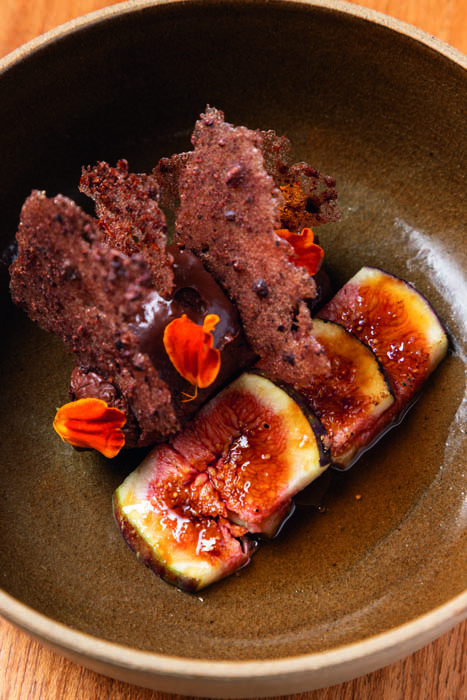 Mousse de chocolate defumado, figo brulée e redução de Marsala (6).jpg alameda-emiliano-chefvivi