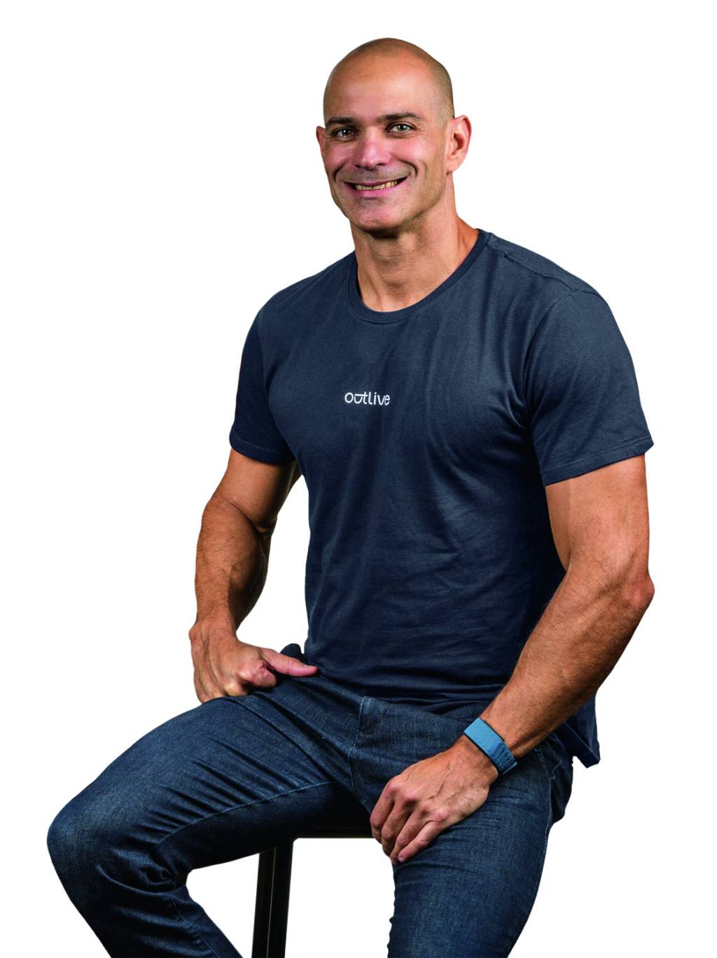 Nicholas Santos Crédito Paulo Uemura-Divulgação Nadador Nicholas Santos posa em fundo branco vestindo camiseta azul escuro e jeans