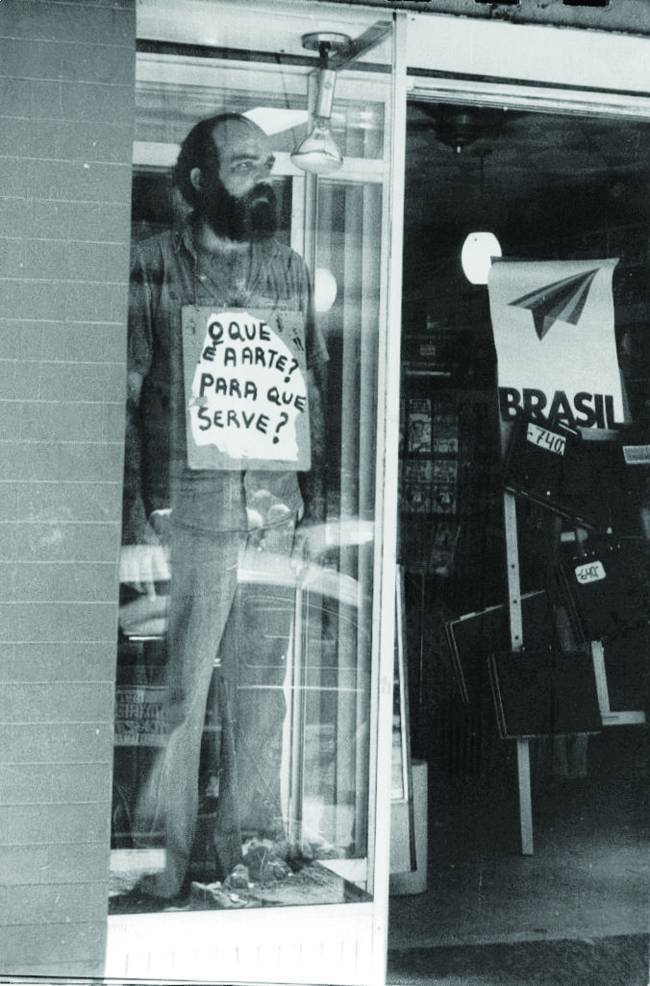 Paulo Bruscky_Recife_ 1978_foto cortesia do artista_performance O que é arte_ Para que serve_ paulo-bruscky-o-que-arte-para-que-serve