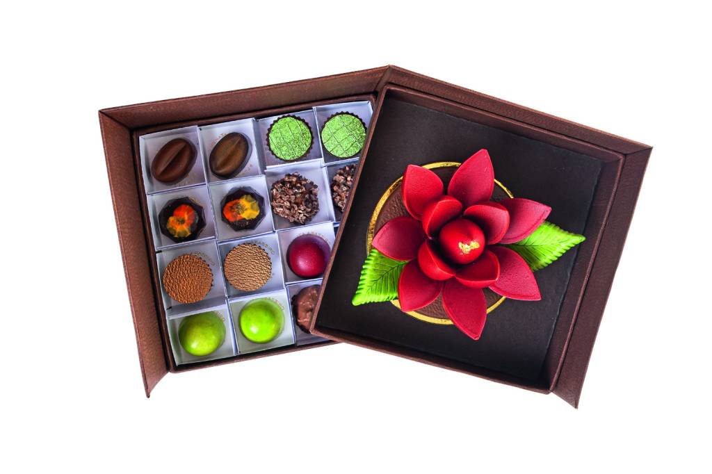 RENATA_ARASSIRO_LOTUS NAMORADOS 2.png Caixa com vários bombons e flor vermelha em cima
