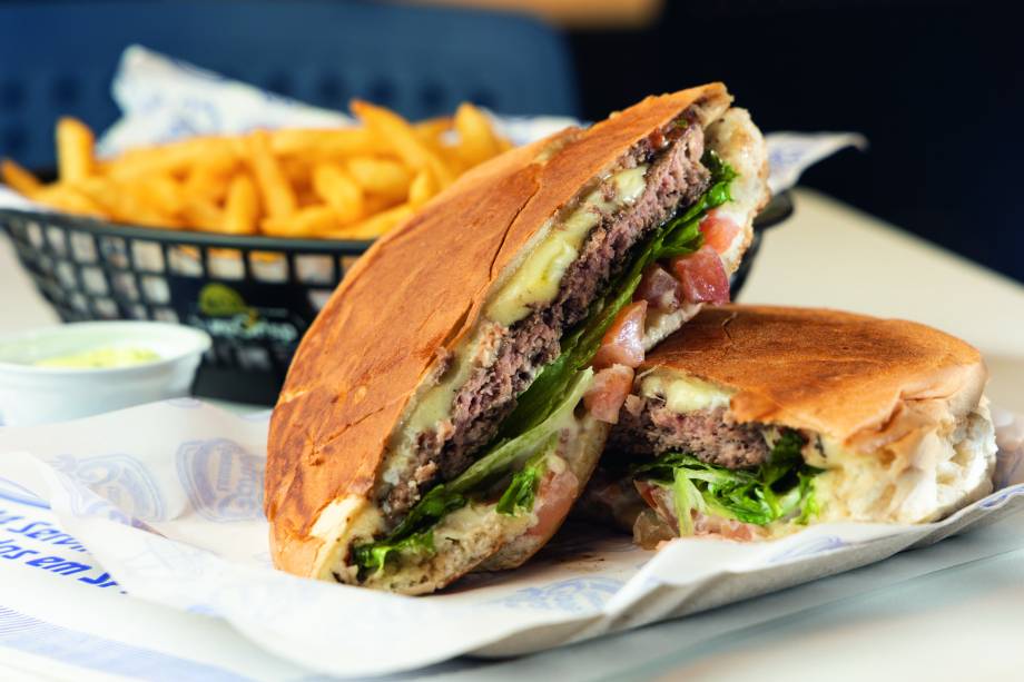São Carlos Lanches: x salada e porção de batata frita ao fundo
