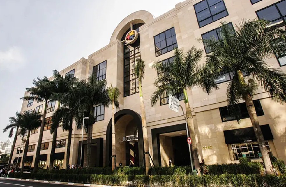 Mulher é presa em flagrante por ofensas homofóbicas em shopping de luxo