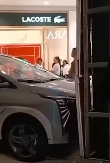 Carro colide em fachada de loja