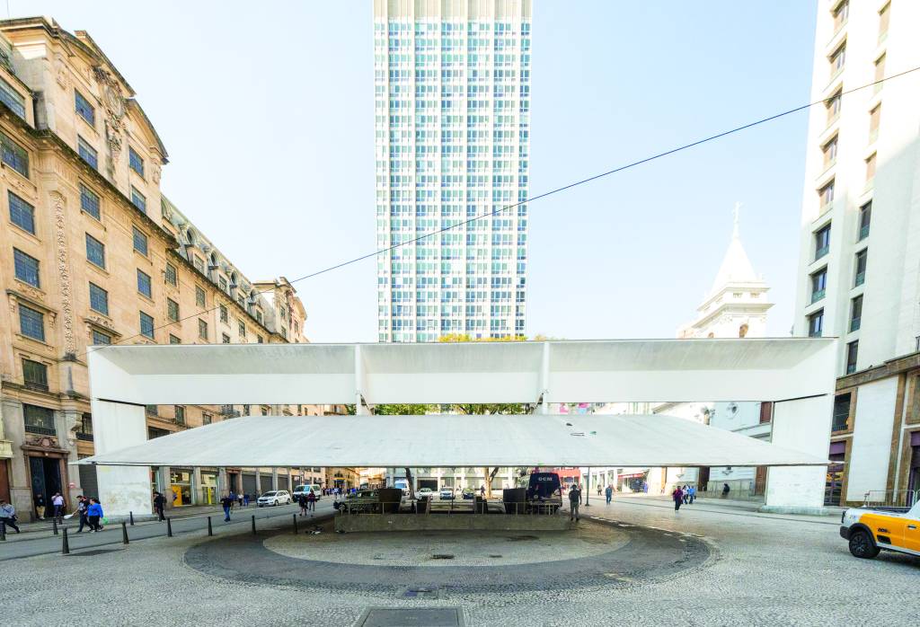 Condephaat barra cercamento com vidro de marquise na Praça do Patriarca