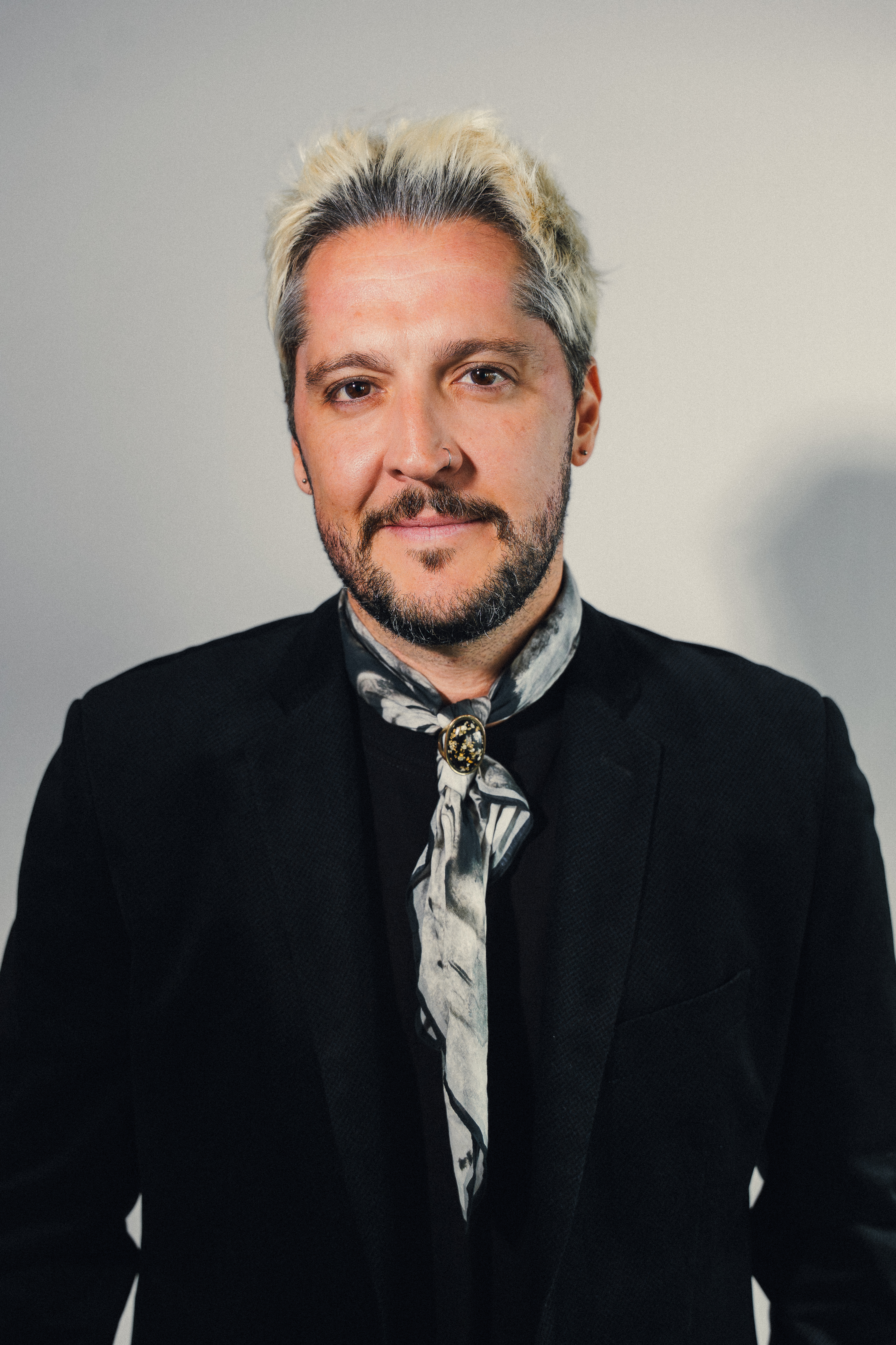 Andr&eacute; Vasco vestindo len&ccedil;o estampado no pesco&ccedil;o